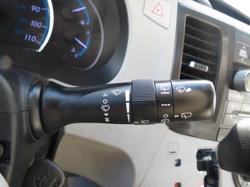 Used 2011 Toyota Sienna XLE FWD image 16