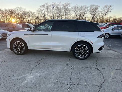 Used 2024 Lincoln Nautilus Reserve image 6