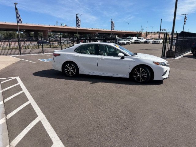 Used 2020 Toyota Camry SE w/ Sunroof Package FWD image 18