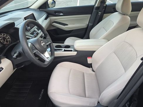 Used 2025 Nissan Altima 2.5 SV FWD image 12