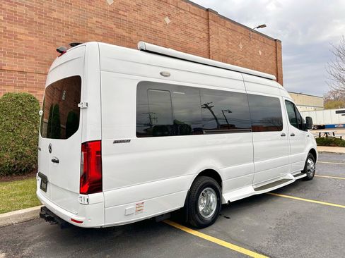 Used 2020 Mercedes-Benz Sprinter 3500 w/ Windows All Around Package image 17