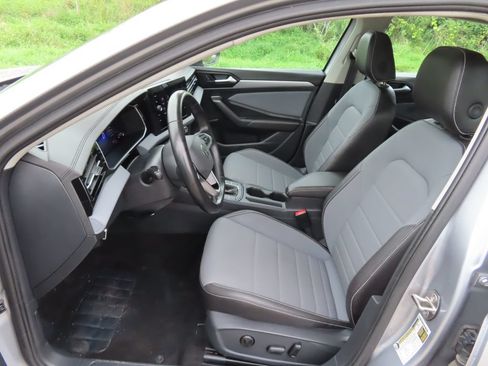 Used 2025 Volkswagen Jetta SE FWD image 24