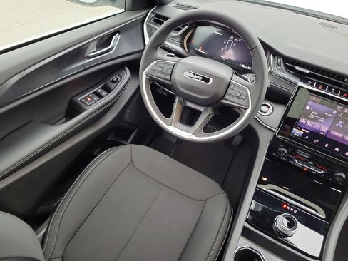 New 2025 Jeep Grand Cherokee L Laredo image 16