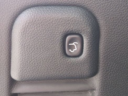 Used 2013 Jeep Grand Cherokee Overland w/ Advance Technology Group AWD/4WD image 15