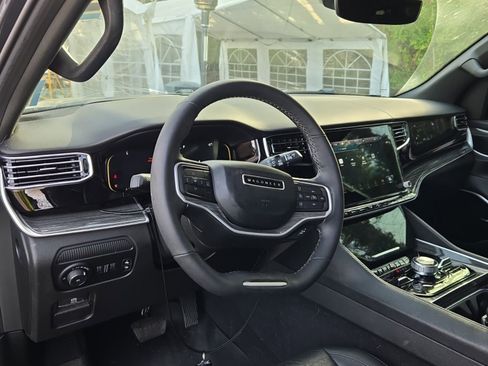 Used 2022 Jeep Wagoneer Series III w/ Premium Group I image 9