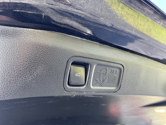 Used 2020 Ford Expedition XLT w/ Equipment Group 202A AWD/4WD image 17