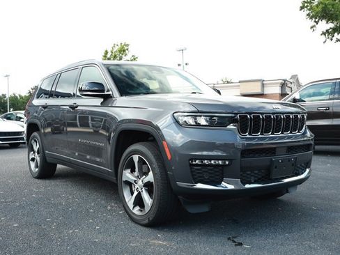 Used 2023 Jeep Grand Cherokee L Limited w/ Luxury Tech Group II AWD/4WD image 3