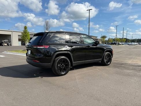 Used 2025 Jeep Grand Cherokee Altitude AWD/4WD image 6