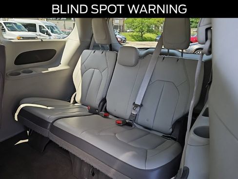 Used 2017 Chrysler Pacifica Touring-L w/ Tire & Wheel Group FWD image 16