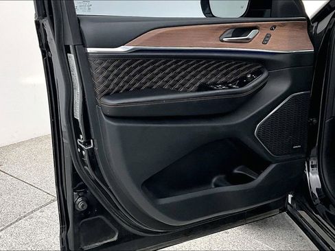 Used 2021 Jeep Grand Cherokee L Summit w/ Luxury Tech Group V image 23