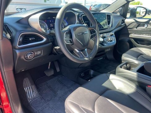 Used 2025 Chrysler Pacifica Select FWD image 17