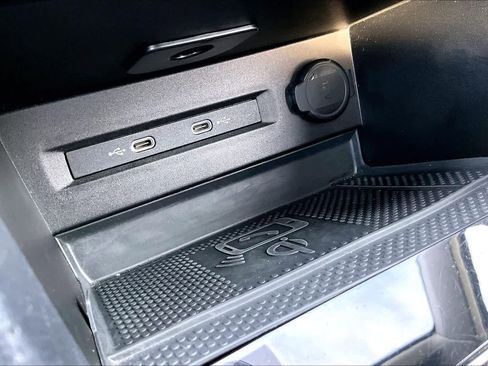 Used 2024 Volkswagen Taos SE image 32