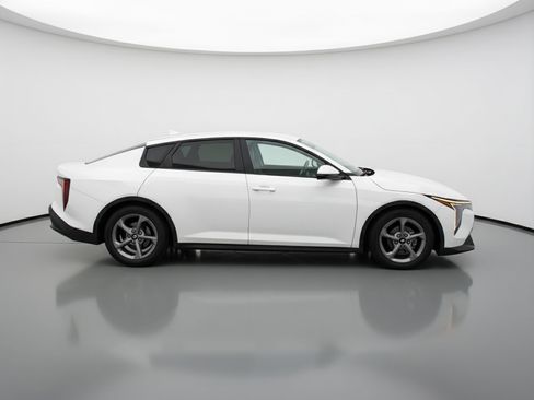 Used 2025 Kia K4 LXS image 11