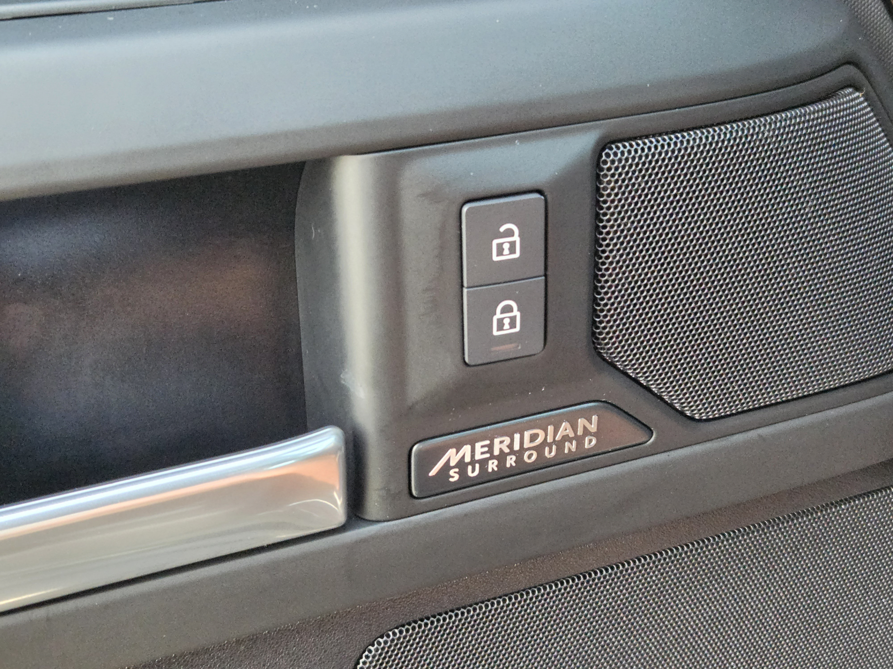 Used 2025 Land Rover Defender 130 X-Dynamic SE AWD/4WD image 19