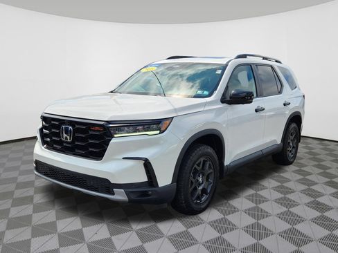 Certified 2025 Honda Pilot TrailSport image 2