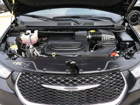 Used 2025 Chrysler Pacifica Select image 26