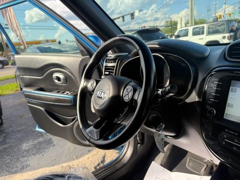 Used 2015 Kia Soul + w/ Audio Package FWD image 21