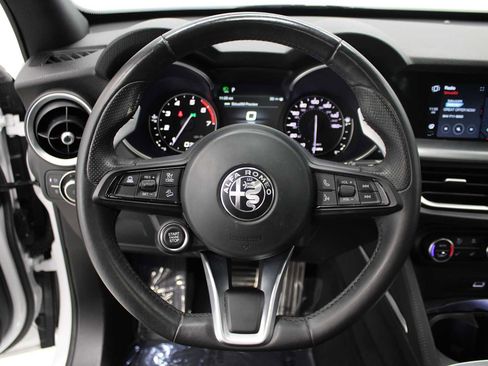 Used 2022 Alfa Romeo Stelvio Veloce image 20
