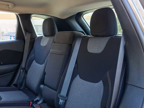 Used 2016 Jeep Cherokee Sport image 16