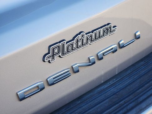 Used 2022 GMC Yukon XL Denali image 13