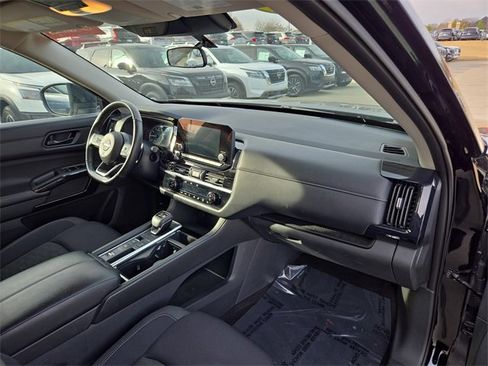 Certified 2024 Nissan Pathfinder SV image 16