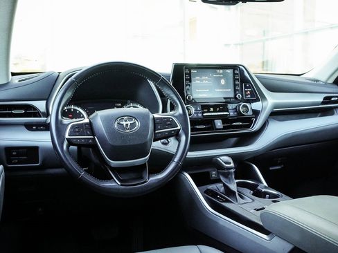 Used 2022 Toyota Highlander XLE image 5