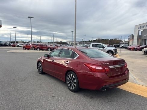 Used 2017 Nissan Altima 2.5 SV image 3