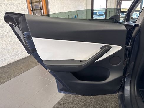 Used 2021 Tesla Model Y Long Range image 34