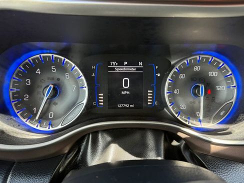 Used 2018 Chrysler Pacifica Touring-L FWD image 25