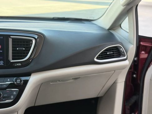 Used 2017 Chrysler Pacifica Touring-L image 30