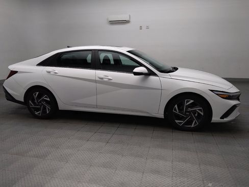 Used 2025 Hyundai Elantra Limited FWD image 11