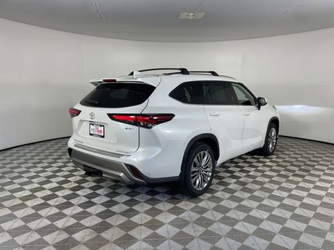 New 2026 Toyota Highlander Platinum AWD/4WD image 18