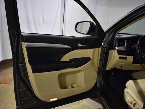 Used 2015 Toyota Highlander XLE image 13