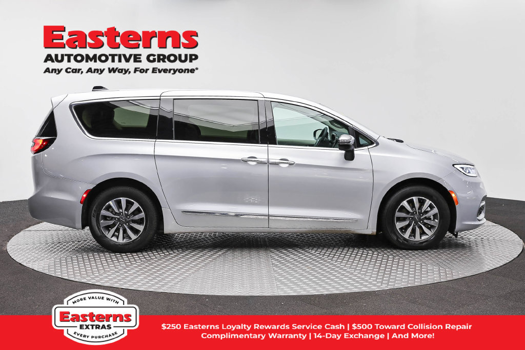 Used 2023 Chrysler Pacifica Limited FWD image 5