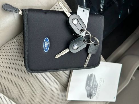 Used 2008 Ford Taurus SEL FWD image 19