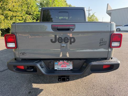 Used 2023 Jeep Gladiator Sport AWD/4WD image 16