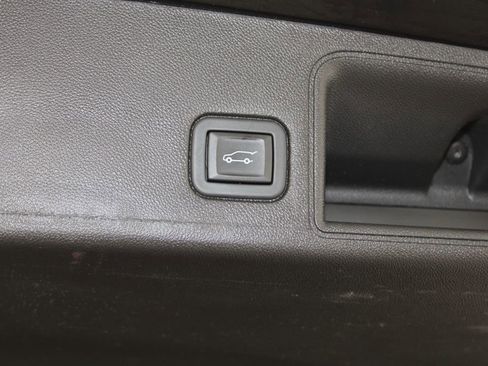 Used 2024 GMC Terrain SLT image 19