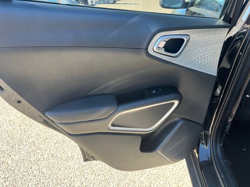 Used 2025 Kia Soul LX image 16