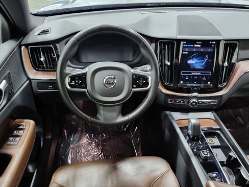 Used 2024 Volvo XC60 B5 Plus image 28