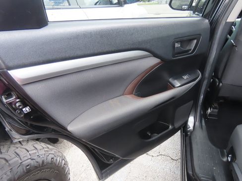 Used 2019 Toyota Highlander LE FWD image 18