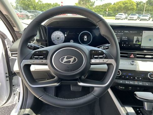 New 2025 Hyundai Elantra Limited image 29