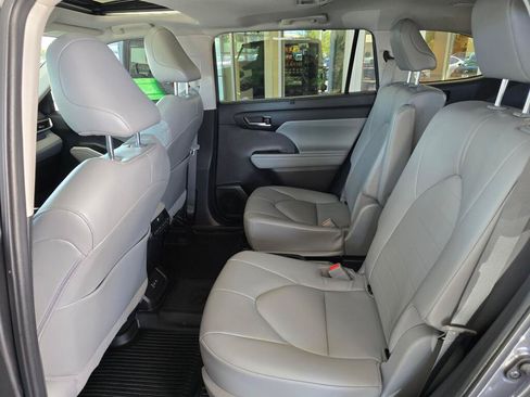 Used 2022 Toyota Highlander XLE AWD/4WD image 38