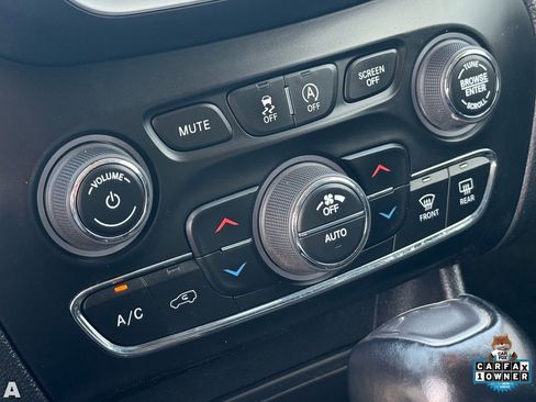 Used 2022 Jeep Cherokee Latitude Lux w/ Mopar Interior Package image 22