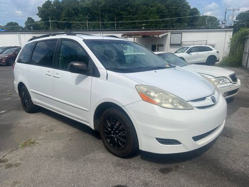 Used 2010 Toyota Sienna LE FWD image 2