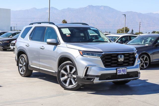 Used 2023 Honda Pilot Touring image 2