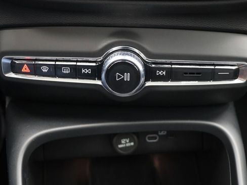 Used 2025 Volvo XC40 B5 Core image 26