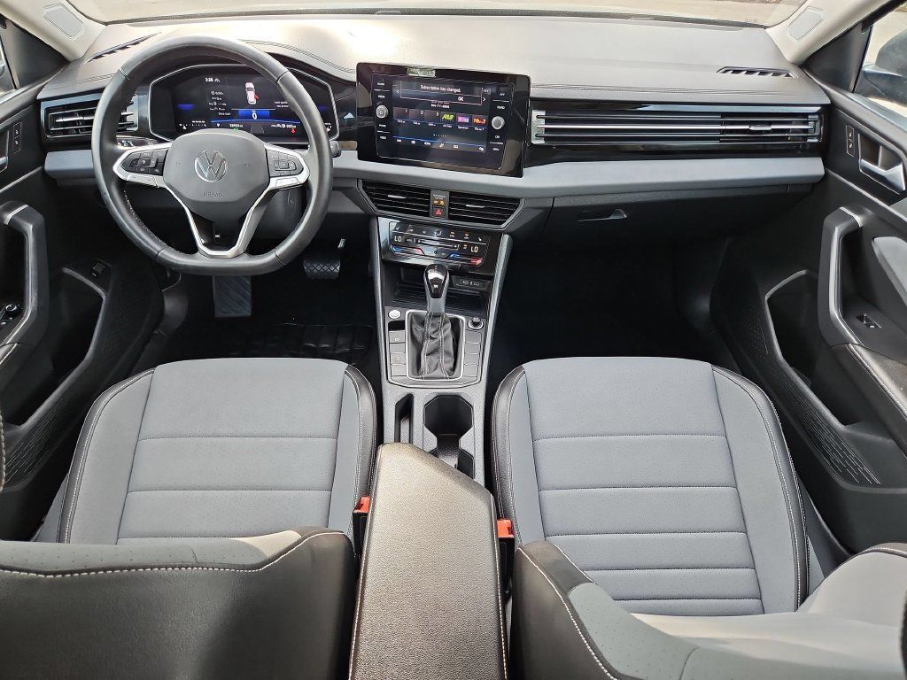 Used 2025 Volkswagen Jetta SE FWD image 25