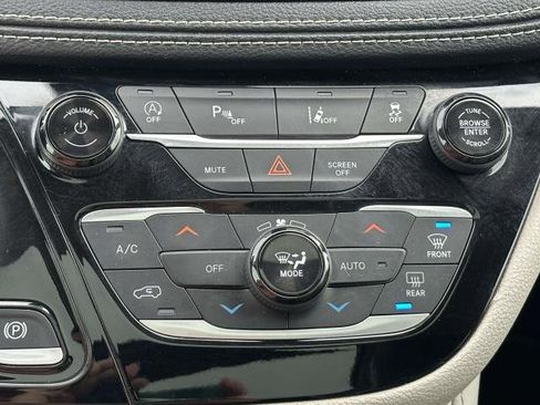 Used 2023 Chrysler Pacifica Limited image 22