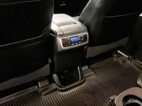 Used 2017 Toyota Highlander Limited AWD/4WD image 10