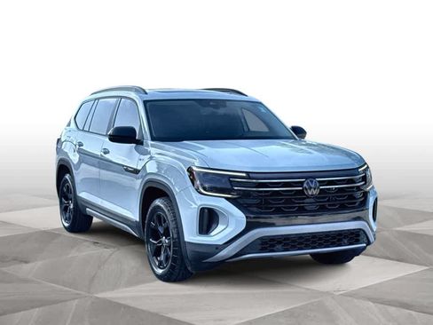 Used 2024 Volkswagen Atlas Peak Edition SE AWD/4WD image 2